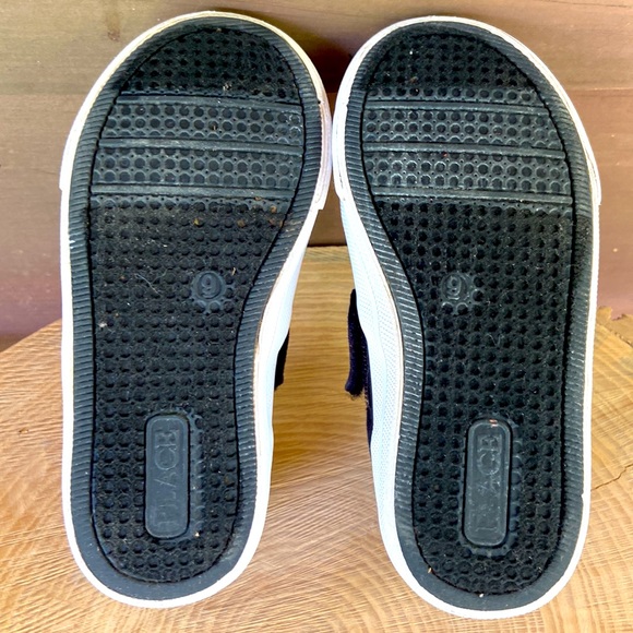 Black Canvas Boys  sneakers Excellent Used Condition size 9- Velcro closure! - Picture 4 of 6